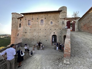 Nelle immagini alcuni momenti della presentazione e il maniero in fase di restauro Nelle immagini alcuni momenti della presentazione e il maniero in fase di restauro