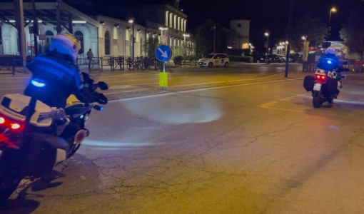 Stretta sugli alcolici a Bra: vietato il consumo alla stazione ferroviaria, nei parchi e giardini pubblici