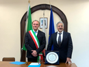 Il viceprefetto D'Angelo, a destra, riceve la cittadinanza onoraria di Roburent dal sindaco Negro