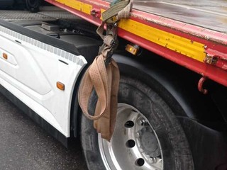 Le immagini che testimoniano la posa delle cinghie con le quali il carico era stato ancorato e la presenza delle cinghie dopo l'incidente Le immagini che testimoniano la posa delle cinghie con le quali il carico era stato ancorato e la presenza delle cinghie dopo l'incidente