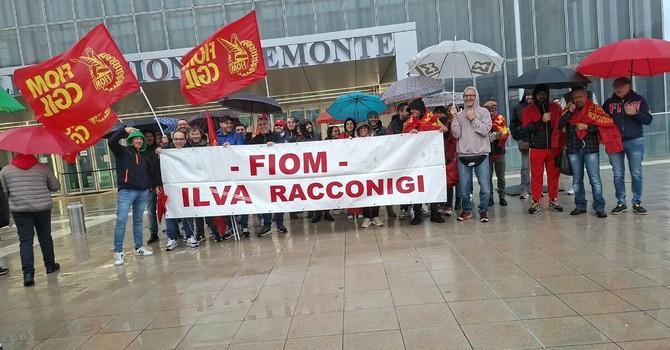 La rappresentanza Fiom di Racconigi davanti al Grattacielo della Regione Piemonte