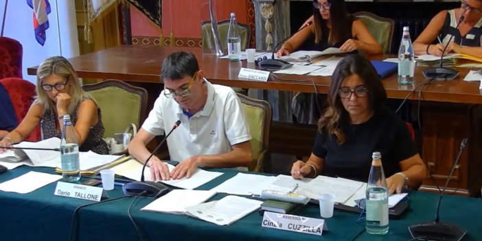 Un momento della seduta. Al centro il sindaco Dario Tallone Un momento della seduta. Al centro il sindaco Dario Tallone
