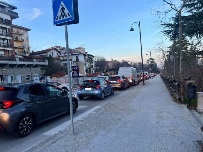 Lunghe file di auto ferme in coda in uscita dalla città