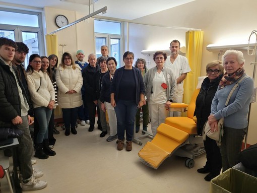 Tre nuove poltrone per l'Ematologia di Cuneo: il dono di Ail, Avis e famiglie unite dalla riconoscenza Tre nuove poltrone per l'Ematologia di Cuneo: il dono di Ail, Avis e famiglie unite dalla riconoscenza