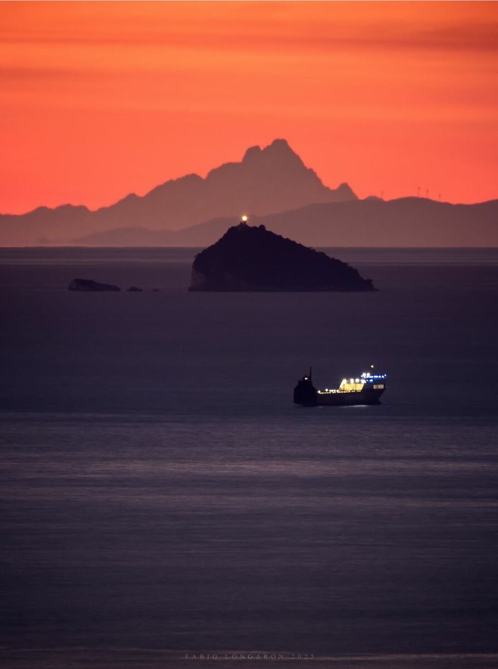 Fabio Longaron e gli scatti che dividono il web: la surreale immagine del Re di Pietra scattata a 269km di distanza Fabio Longaron e gli scatti che dividono il web: la surreale immagine del Re di Pietra scattata a 269km di distanza