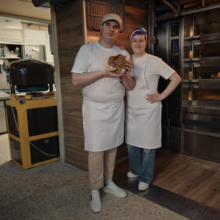 I panettieri Gianluca e Cecilia di Barge con un Barbarià appena sfornato
