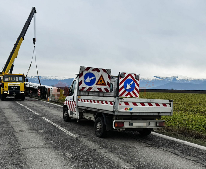 Mezzi sul posto per il recupero dell'autocisterna Mezzi sul posto per il recupero dell'autocisterna