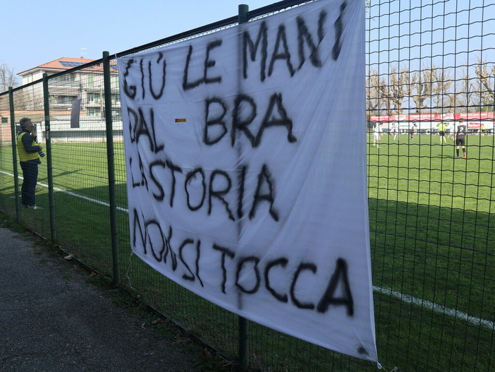 Lo striscione di Gioventù Giallorossa contro la fusione del Bra con l'Albese alla sfida di Eccellenza di domenica 8 marzo tra Cheraschese e Albese