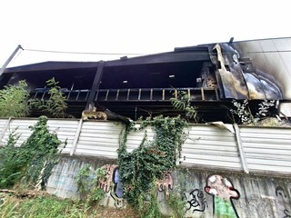 Lo stabile distrutto: in corso le verifiche dei Vigili del Fuoco Lo stabile distrutto: in corso le verifiche dei Vigili del Fuoco