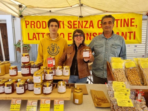 In foto una bancarella del Mercato della Terra di Bra In foto una bancarella del Mercato della Terra di Bra