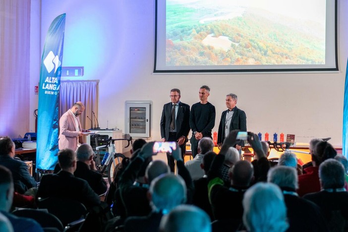 Biking Alta Langa, presentato a Monesiglio il progetto che punta a fare delle colline cuneesi una meta del cicloturismo Biking Alta Langa, presentato a Monesiglio il progetto che punta a fare delle colline cuneesi una meta del cicloturismo