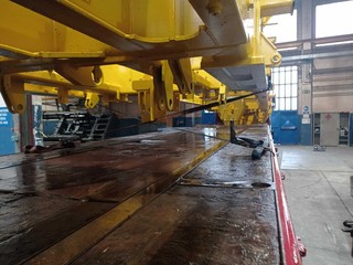 Le immagini che testimoniano la posa delle cinghie con le quali il carico era stato ancorato e la presenza delle cinghie dopo l'incidente Le immagini che testimoniano la posa delle cinghie con le quali il carico era stato ancorato e la presenza delle cinghie dopo l'incidente