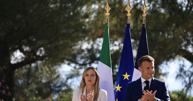 Giorgia Meloni ed Emmanuel Macron (foto Adnkronos)