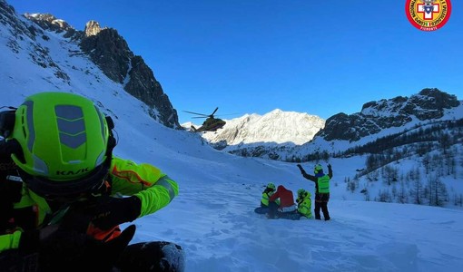 I soccorsi agli scialpinisti coinvolti nella valanga verificatasi venerdì sulle montagne di Acceglio I soccorsi agli scialpinisti coinvolti nella valanga verificatasi venerdì sulle montagne di Acceglio