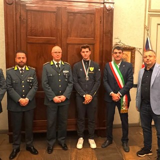 Il campione di tiro con l'arco Michea Godano accolto in Comune