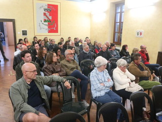 Nelle foto alcuni momenti della serata tenuta nel salone della biblioteca civica Nelle foto alcuni momenti della serata tenuta nel salone della biblioteca civica