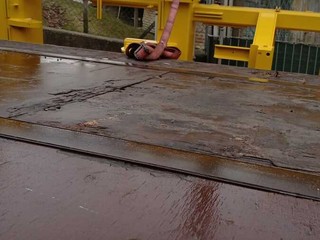 Le immagini che testimoniano la posa delle cinghie con le quali il carico era stato ancorato e la presenza delle cinghie dopo l'incidente Le immagini che testimoniano la posa delle cinghie con le quali il carico era stato ancorato e la presenza delle cinghie dopo l'incidente