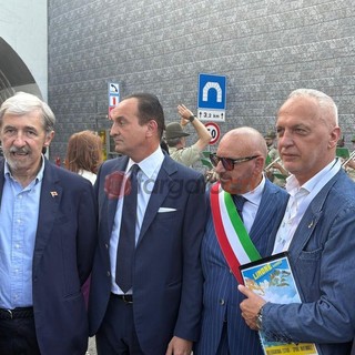 Il senatore Bergesio, secondo da destra al fianco del prefetto di Cuneo Savastano. Da sinistra il presidente della Regione Liguria Bucci, il governatore piemontese Cirio e il sindaco di Limone Piemonte Riberi