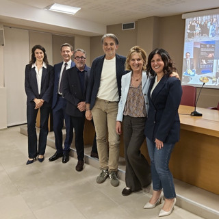 Nella foto di gruppo, da sinistra: Daniela Ferrero, sales &amp; project manager di Langhe Experience, il direttore Aca Fabrizio Pace, il past president del Consorzio Turistico Langhe Monferrato Roero Ferruccio Ribezzo accanto al nuovo presidente Bruno Viberti, la presidente del Consorzio Piccole Strutture Ricettive Raffaella Pittatore e Chiara Bergadano, marketing manager di Langhe Experience.