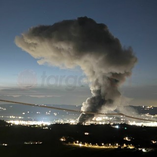 L'alta colonna di fumo alzatasi dall'edificio in zona Parco Tanaro (foto Michael Bianco)