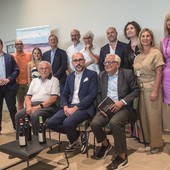 Il presidente Robaldo con i promotori dell'evento in ricordo di Gino Veronelli Il presidente Robaldo con i promotori dell'evento in ricordo di Gino Veronelli