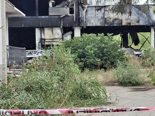 Lo stabile distrutto: in corso le verifiche dei Vigili del Fuoco Lo stabile distrutto: in corso le verifiche dei Vigili del Fuoco