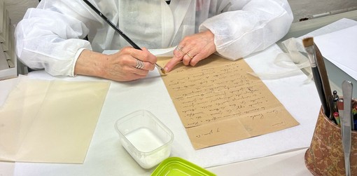 La lettera in fase di restauro La lettera in fase di restauro