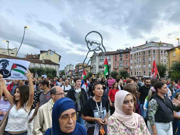 Uno scatto del corteo solidale per Gaza del 22 settembre ad Alba Uno scatto del corteo solidale per Gaza del 22 settembre ad Alba