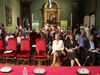Nelle foto alcuni momenti della presentazione tenuta in municipio Nelle foto alcuni momenti della presentazione tenuta in municipio