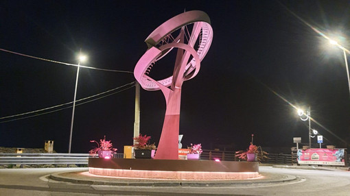Venasca si illumina di rosa per la Giornata della donna: riflettori sulla scultura "Risalite"