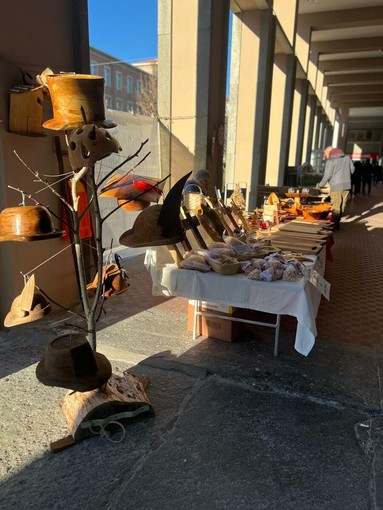 Il mercatino di Natale sotto i portici di Corso Giolitti, immagine di repertorio