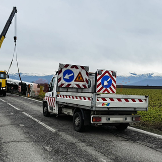 Mezzi sul posto per il recupero dell'autocisterna Mezzi sul posto per il recupero dell'autocisterna