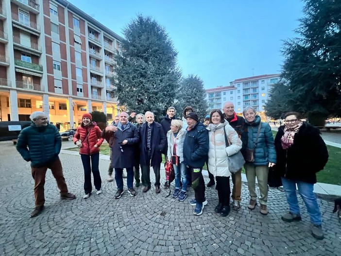 La soddisfazione in piazza Europa alla notizia della decisione con cui il Consiglio di Stato ha accolto il ricorso delle associazioni “Di Piazza in Piazza” e “Comitato SOS Cedri”