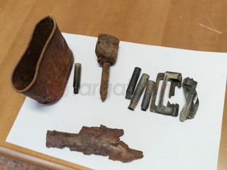 Nelle foto gli oggetti e il luogo del ritrovamento Nelle foto gli oggetti e il luogo del ritrovamento