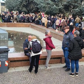 Presidio in piazza mentre si riapre la partita giudiziaria, alla vigilia dell’annunciato abbattimento dei dieci cedri di piazza Europa