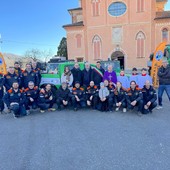 Il gruppo di volontari col nuovo mezzo Il gruppo di volontari col nuovo mezzo