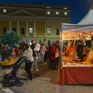 Busca invasa dalla magia del Natale: i Mercatini trasformano il centro in un percorso di luci, profumi e colori Busca invasa dalla magia del Natale: i Mercatini trasformano il centro in un percorso di luci, profumi e colori