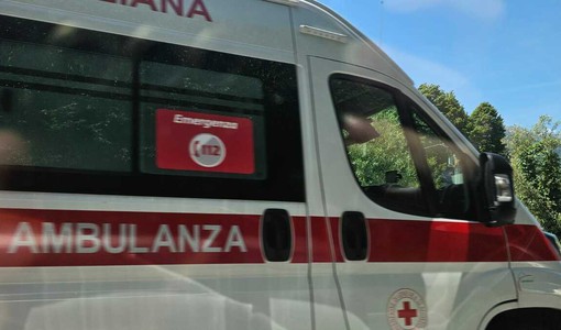 Ciclista grave al "Santa Croce" dopo l’uscita di strada a Serravalle Langhe [VIDEO]