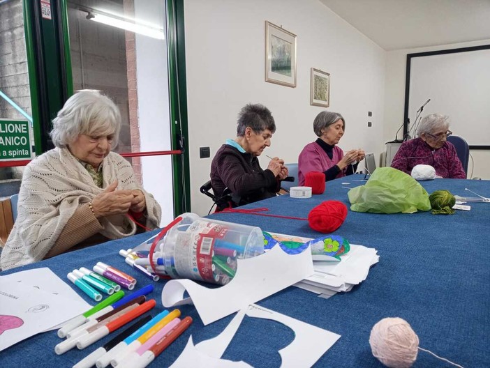 "L'Albero Vestito": alla Casa di Riposo Sacra Famiglia di Mondovì gli ospiti intrecciano fili e ricordi per adottare un olmo nel parco Acquadolce "L'Albero Vestito": alla Casa di Riposo Sacra Famiglia di Mondovì gli ospiti intrecciano fili e ricordi per adottare un olmo nel parco Acquadolce