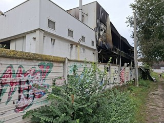 Lo stabile distrutto: in corso le verifiche dei Vigili del Fuoco Lo stabile distrutto: in corso le verifiche dei Vigili del Fuoco