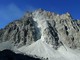 Il canalone e il cono detritico visti dal sentiero per il colle di Viso e il rifugio Quintino Sella: è visibile la polvere in sospensione dovuta ai continui distacchi di pietre ancora in corso (foto Arpa Piemonte)