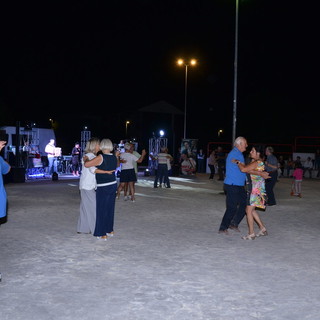 Coppie danzanti all'ultima serata di &quot;E...state a Bra&quot; - foto di Luciano Cravero