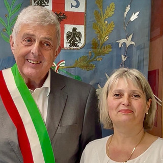 Il sindaco Roberto Dadone con la neo-cittadina italiana Inga Camenscic