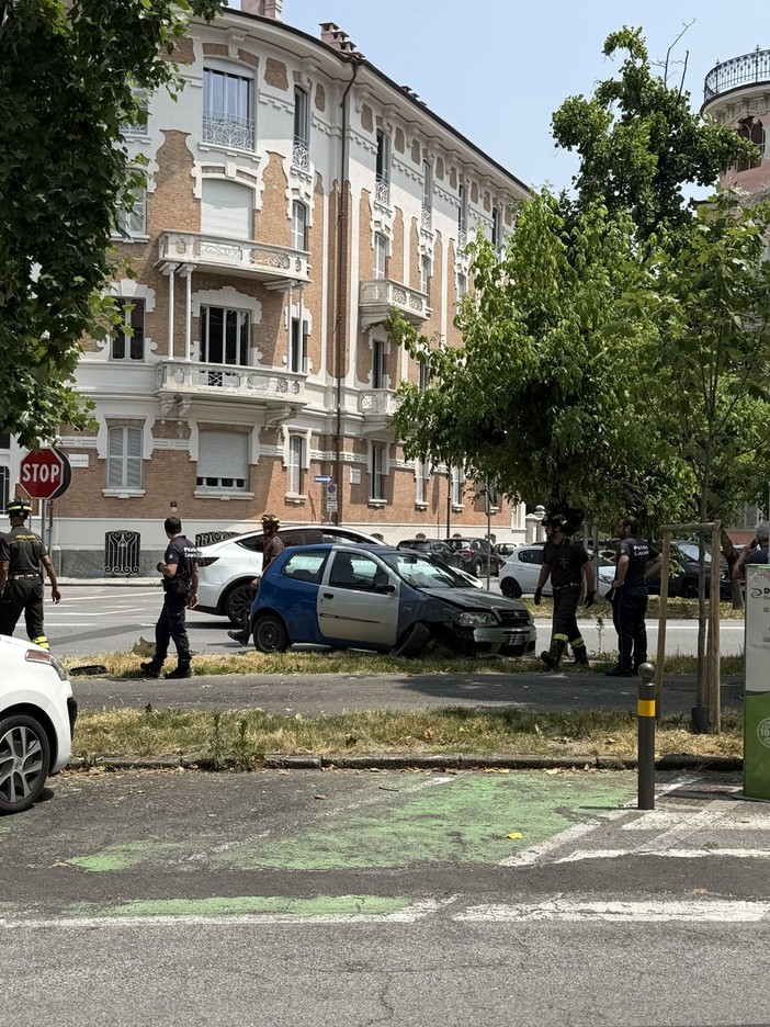 Auto sbanda e finisce fuori strada in viale degli Angeli