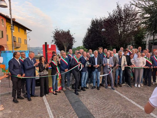 Il taglio del nastro della manifestazione Il taglio del nastro della manifestazione