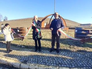 Nelle foto alcuni momenti dell'inaugurazione e della presentazione tenuta presso la cantina Terre del Barolo Nelle foto alcuni momenti dell'inaugurazione e della presentazione tenuta presso la cantina Terre del Barolo