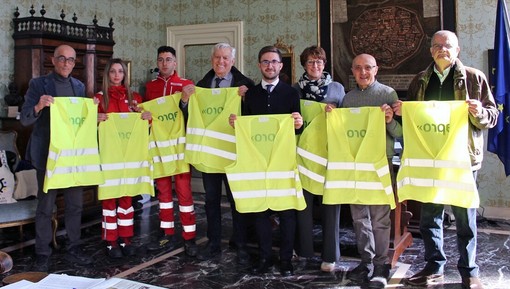 Apro Formazione dona cento gilet catarifrangenti: ad Alba un gesto concreto per la sicurezza dei giovani migranti Apro Formazione dona cento gilet catarifrangenti: ad Alba un gesto concreto per la sicurezza dei giovani migranti