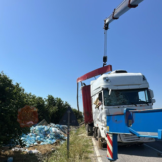 L'autoarticolato riportato sulla carreggiata