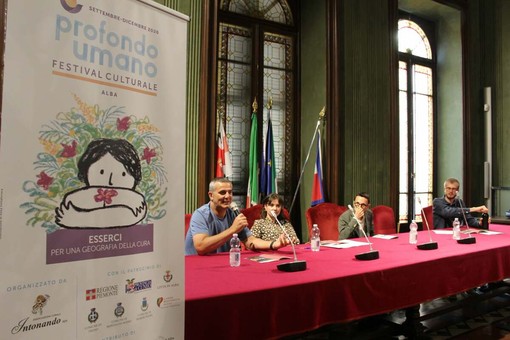 Nelle foto alcuni momenti della presentazione tenuta in municipio Nelle foto alcuni momenti della presentazione tenuta in municipio