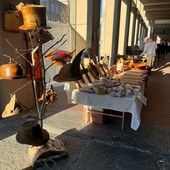 Il mercatino di Natale sotto i portici di Corso Giolitti, immagine di repertorio